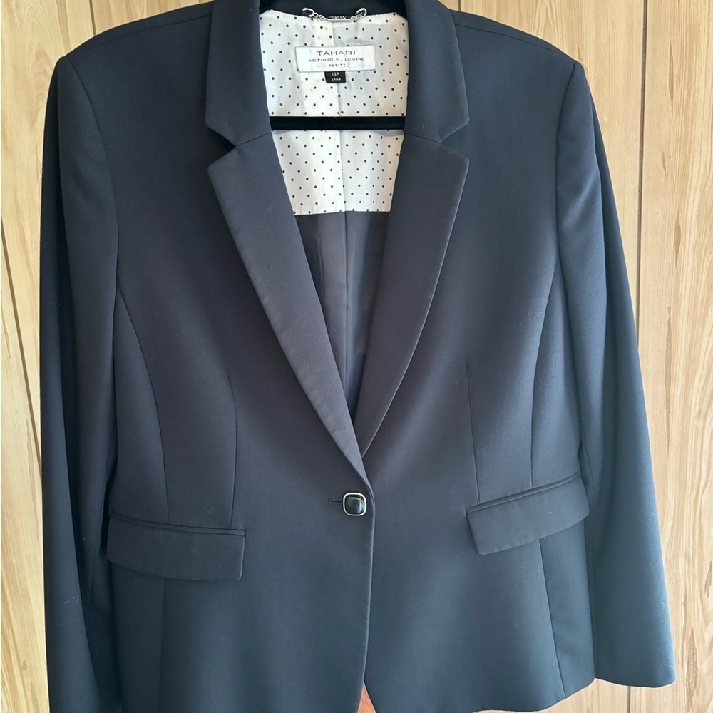 Tahari petite 14p classic navy blazer. Hardly worn excellent condition.